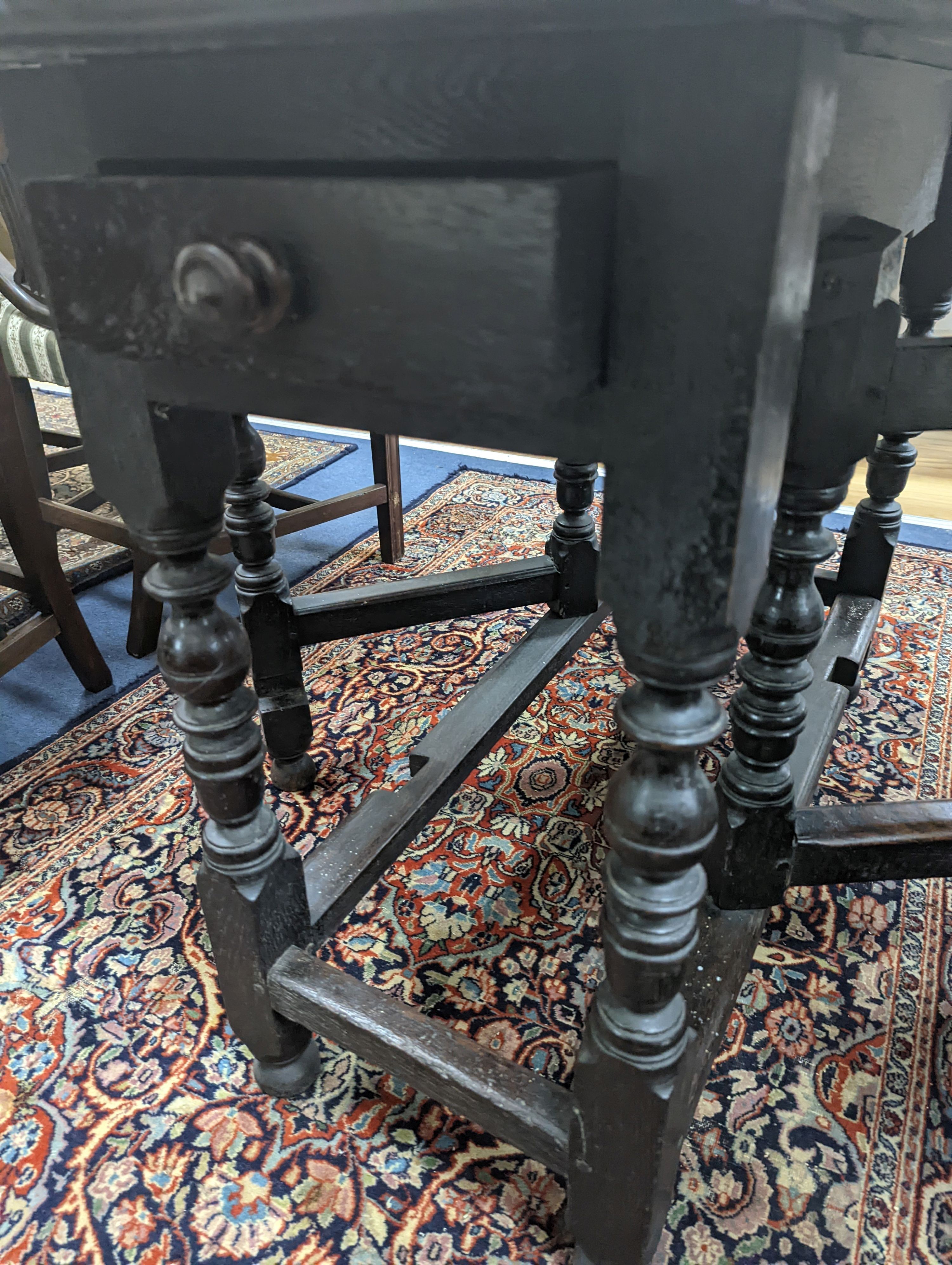 An oak gateleg table. W-107cm, D-105cm, H-73cm.